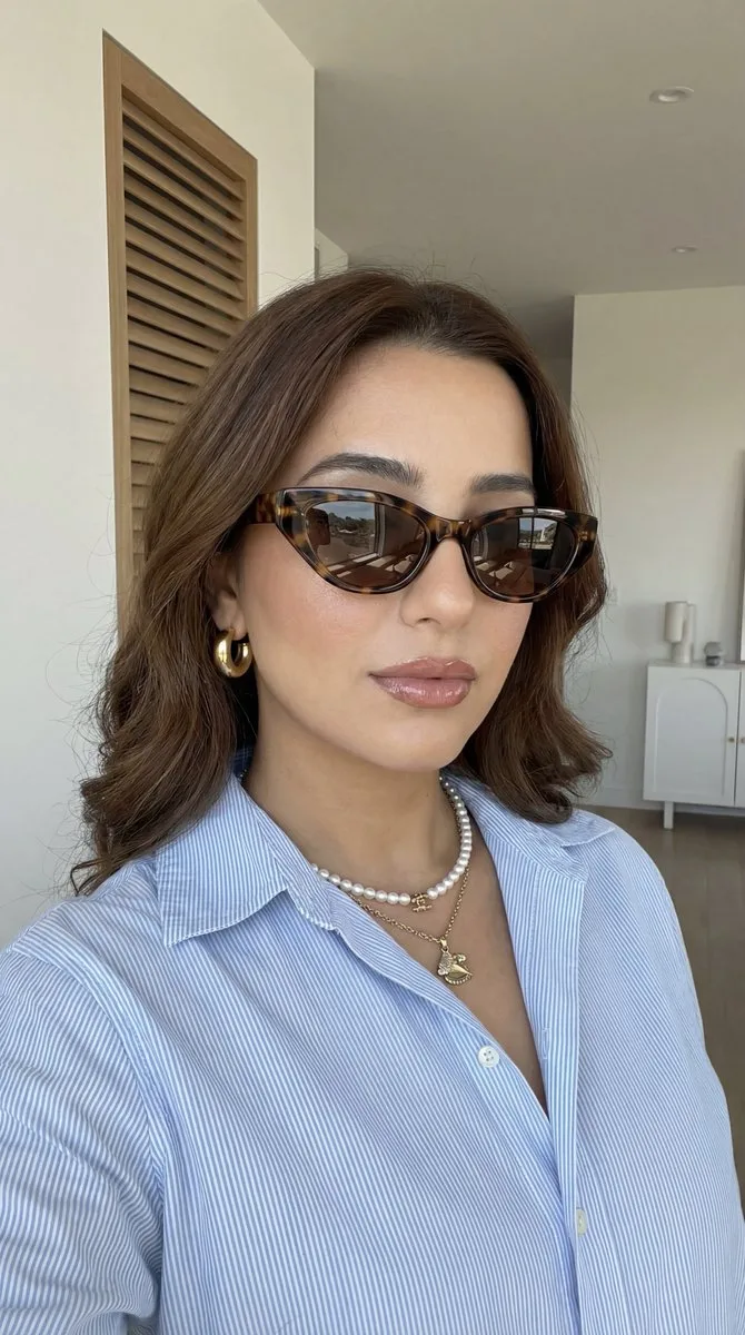 Tortoiseshell sunglasses pearl selfie — Sonra