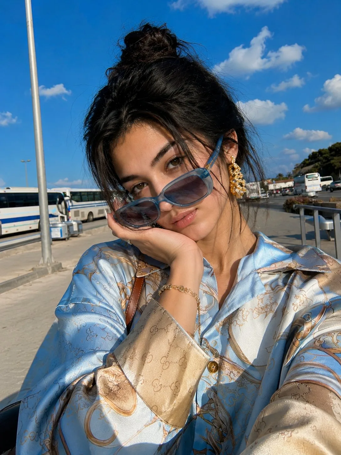Luxury street fashion woman face lock portrait — After