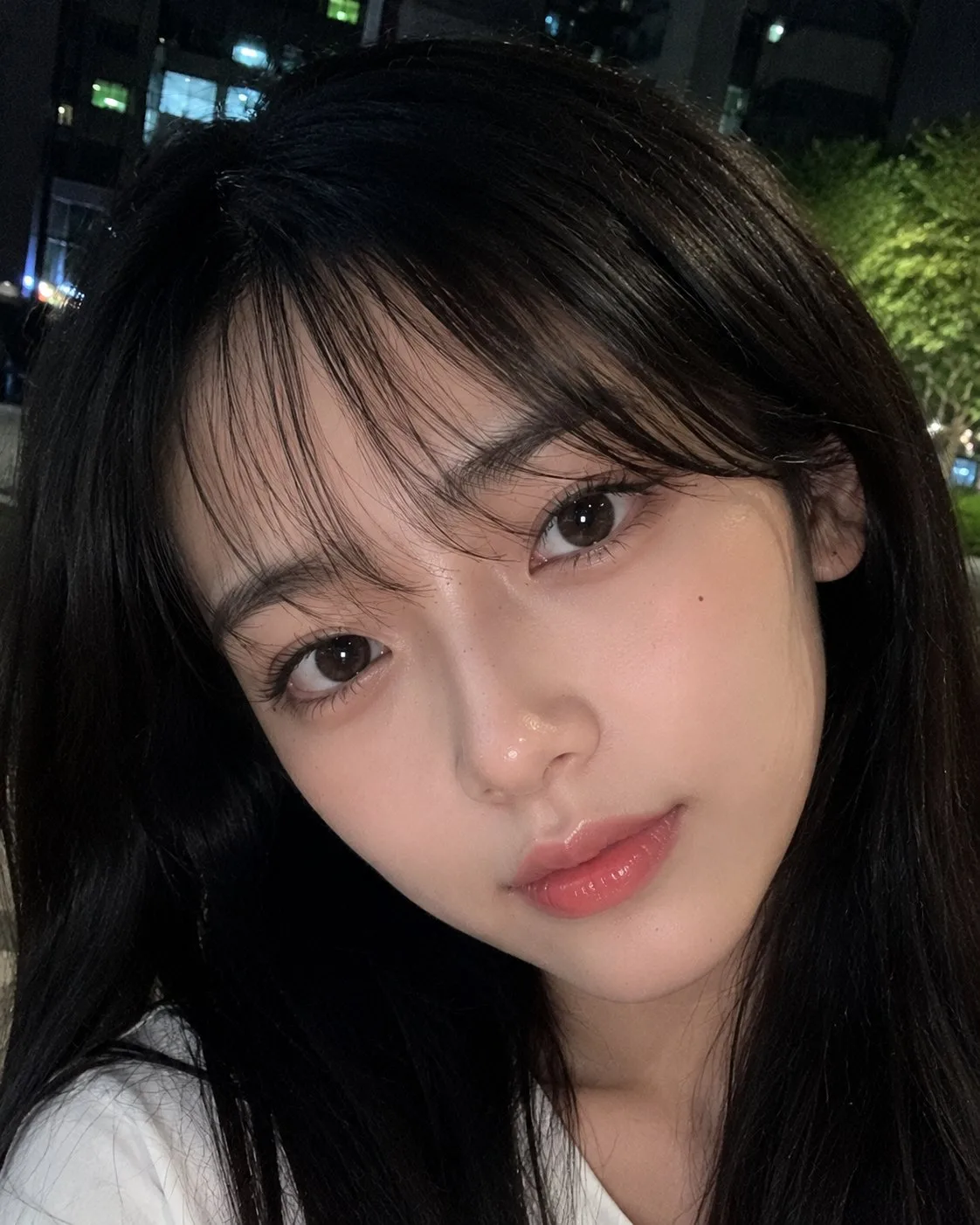 Ultra realistic smartphone photo japanese woman night street — Sonra
