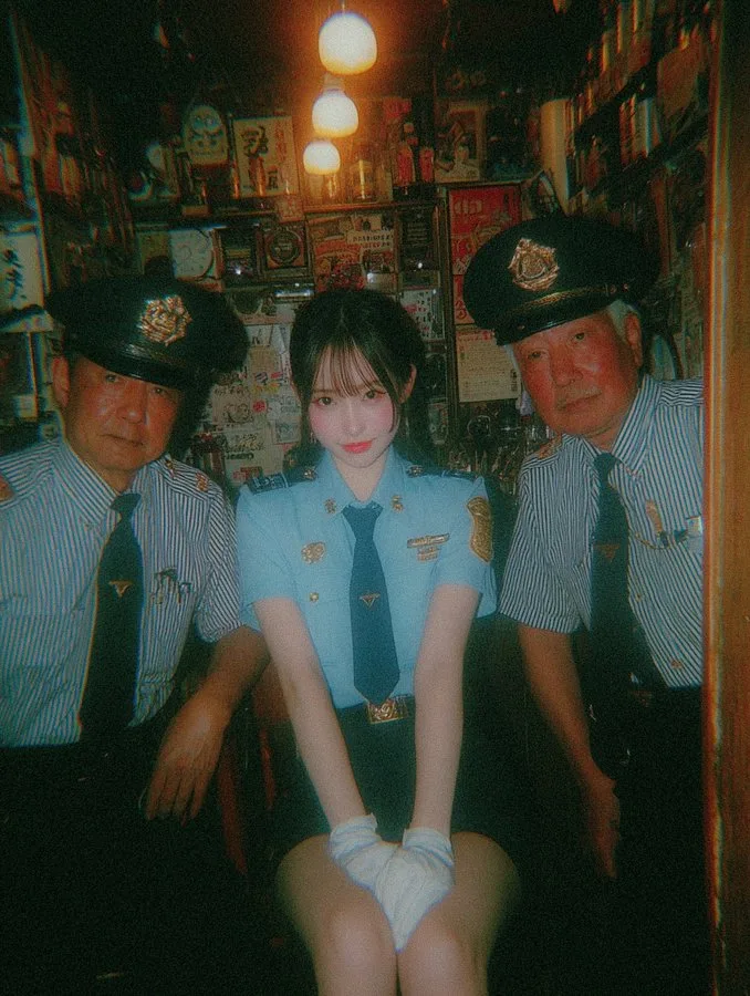 美丽的浅蓝色警服日本女子 — Sonra