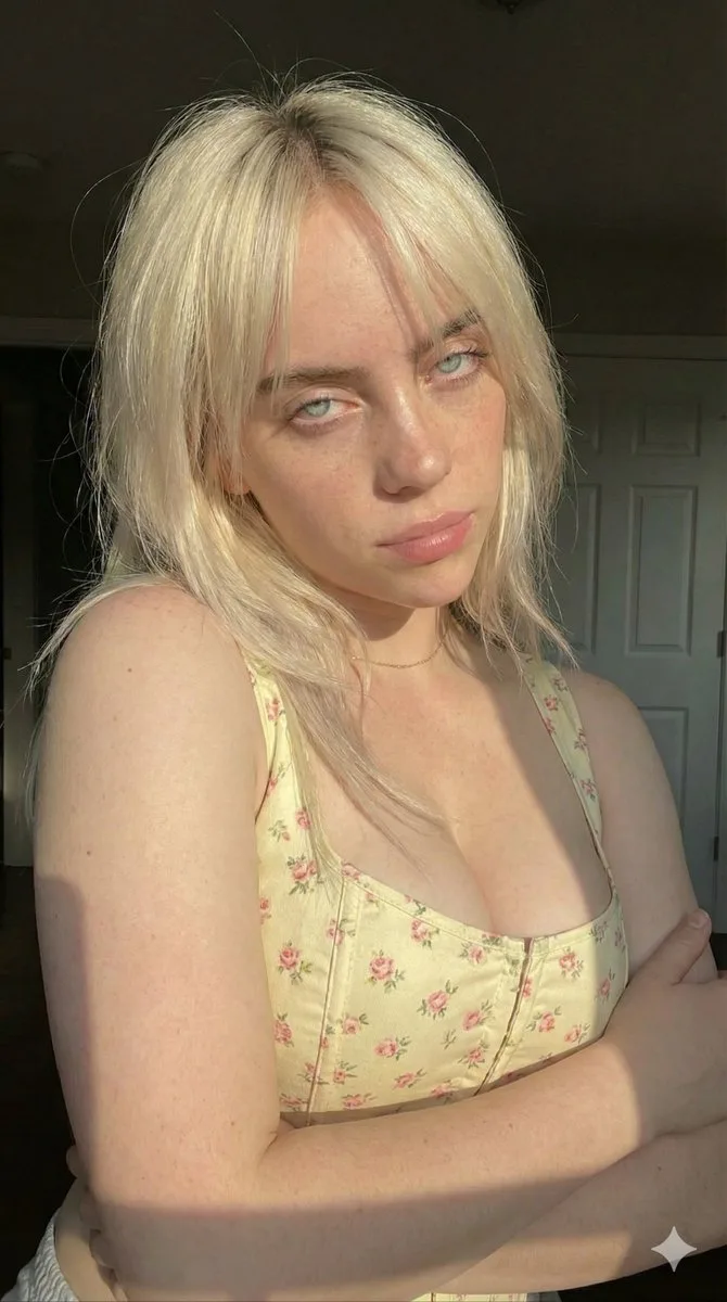 Sunlit freckled blonde close up — Sonra