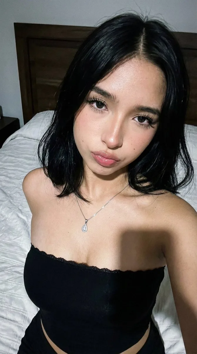 Warm apartment realistic selfie — Sonra