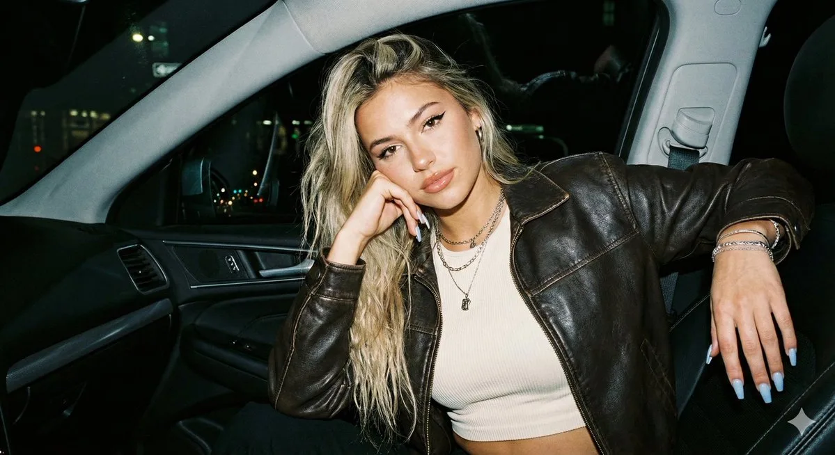 Nightlife flash blonde — Sonra
