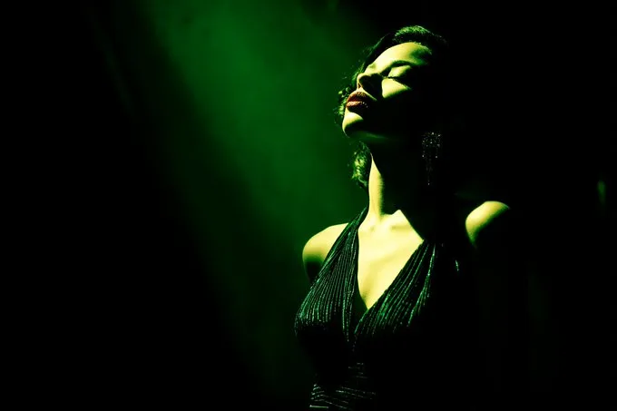 Noir spotlight mystery — Sonra