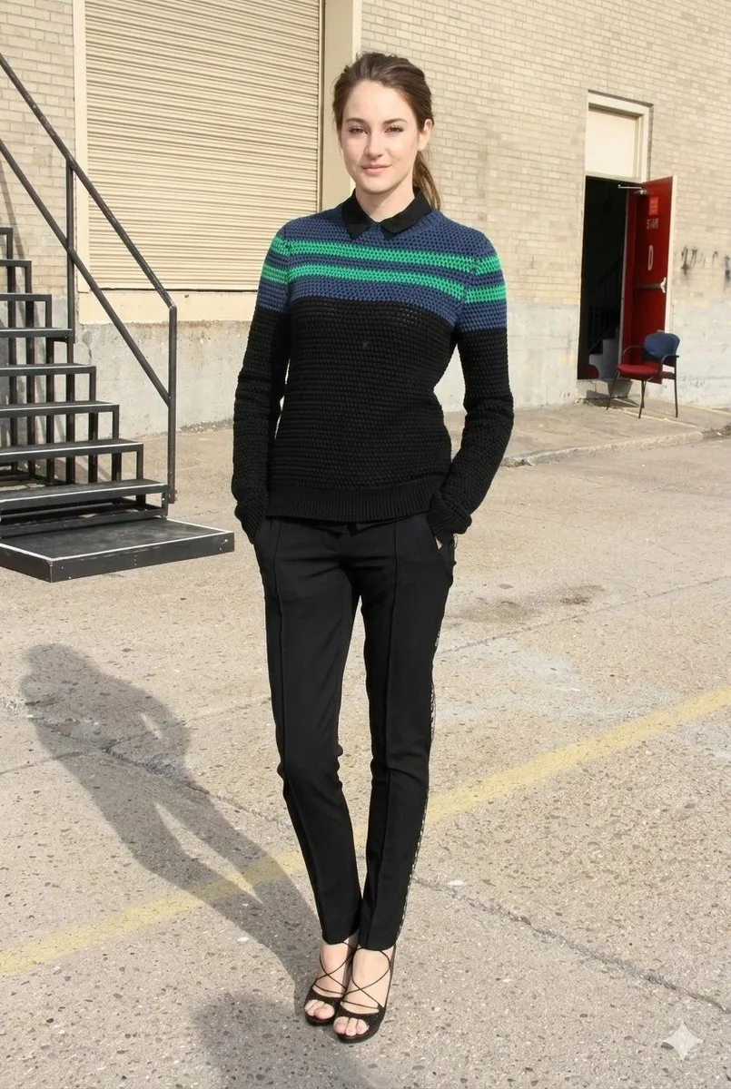 Industrial stripe jumper girl — Sonra