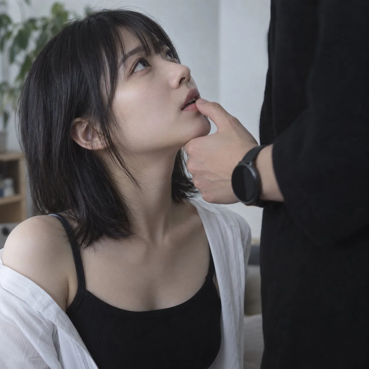 Indoor close up woman looking up snapshot — Sonra