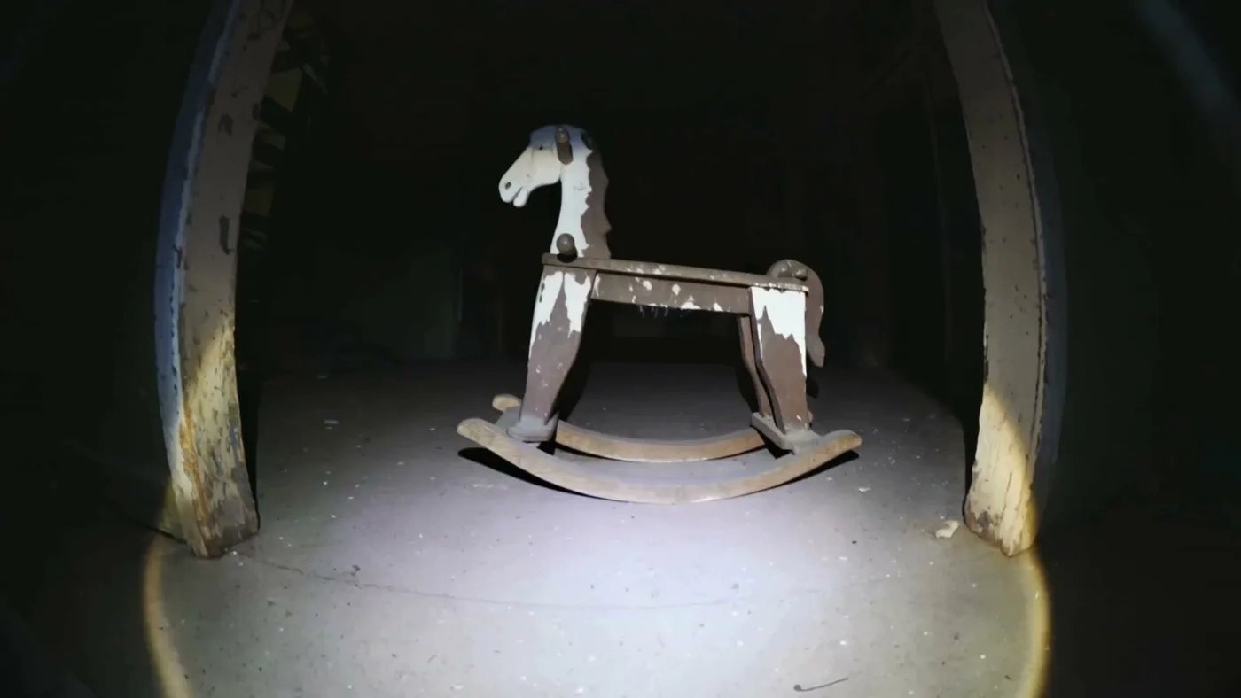 Fisheye abandoned hallway rocking horse horror — Sonra