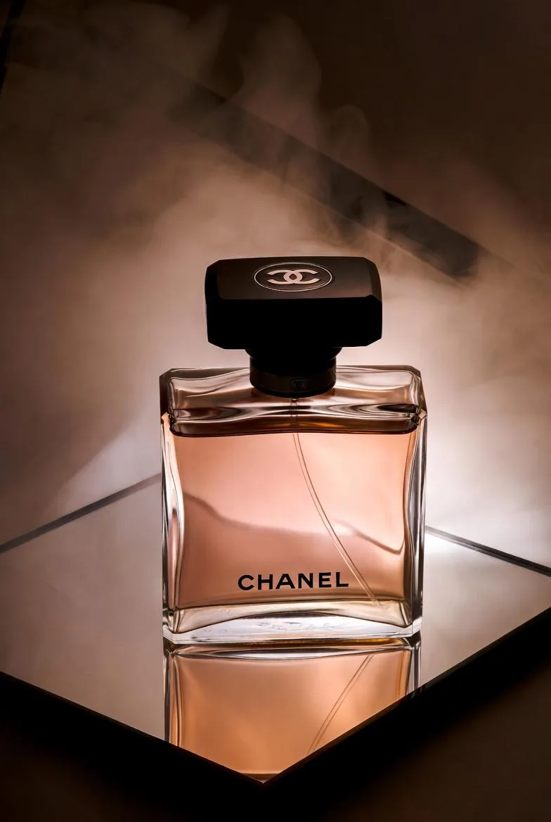Luxury chanel perfume mirror fog — Sonra