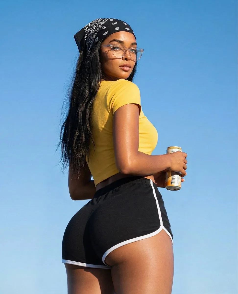Sunny summer confident dark girl — Sonra