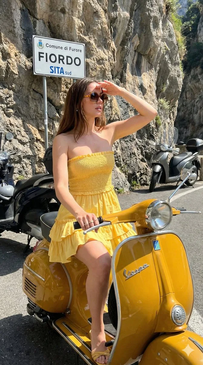 Amalfi coast yellow dress vespa — Sonra