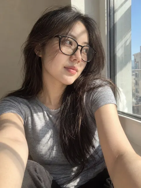 Ultra photorealistic east asian woman smartphone selfie 1788701478369