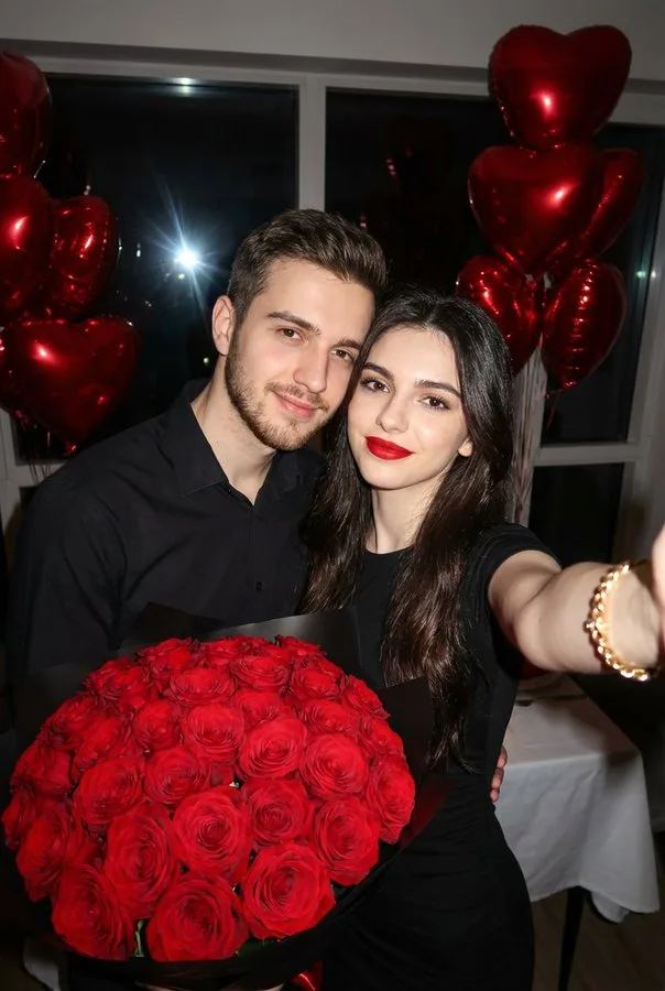 Night red roses couple selfie — Sonra