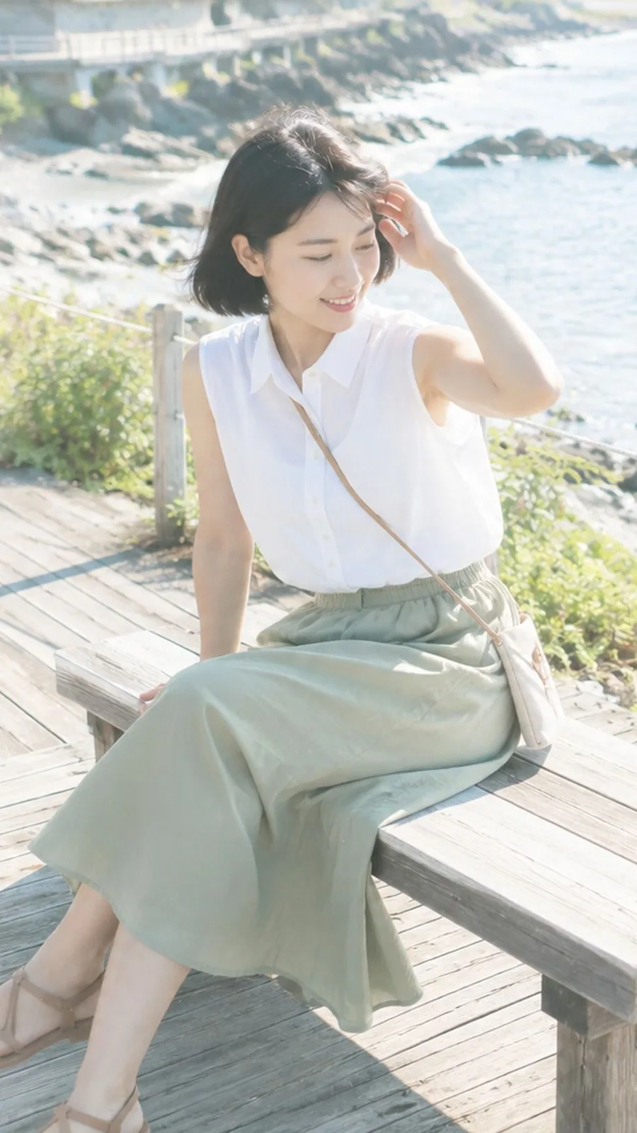 Japanese woman seaside bench summer shot — Sonra