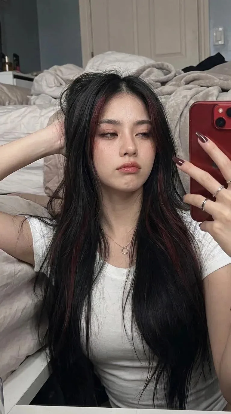 Ultra realistic mirror selfie young woman black hair — After