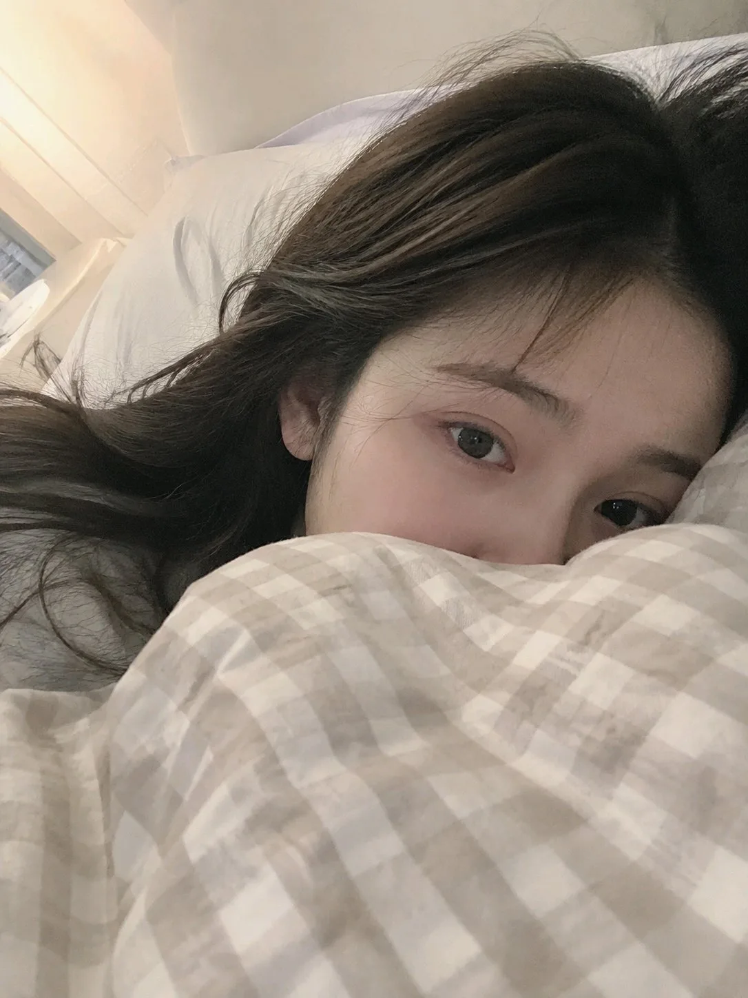 Realistic phone front camera selfie girl bedroom — Sonra