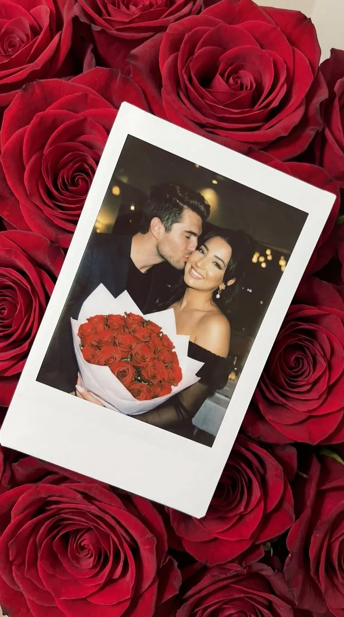 Romantic kiss polaroid on roses — Sonra
