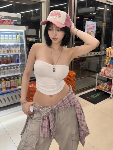South korean woman convenience store y2k smartphone photo