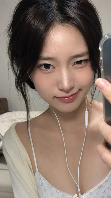 Korean girlfriend bedroom selfie