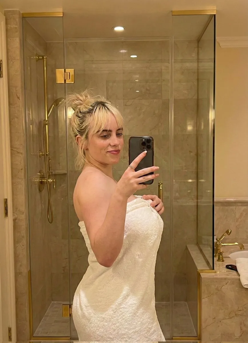 Luxurious bathroom blonde mirror selfie — Sonra