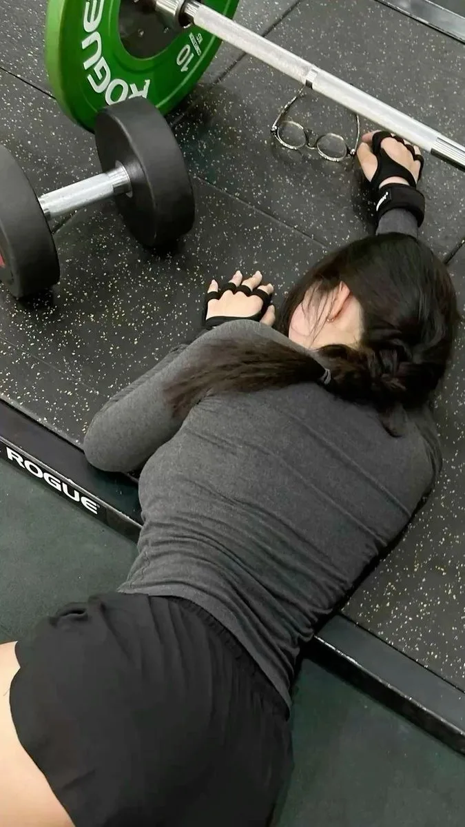 Gym girl exhaustion after deadlift — Sonra
