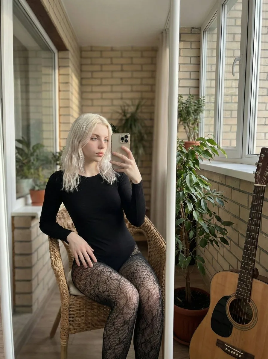 Realistic platinum blonde mirror selfie — Sonra