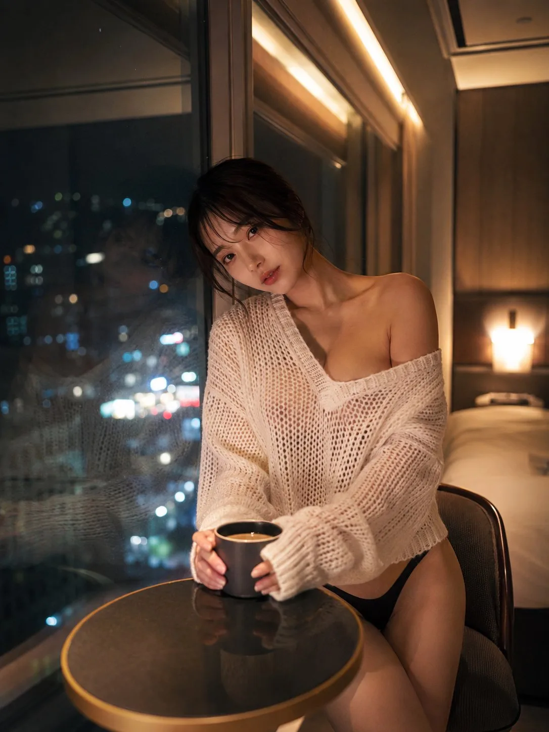 Japanese style woman luxury hotel window — Sonra