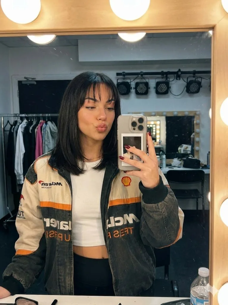 Vintage racing jacket girl mirror selfie — Sonra