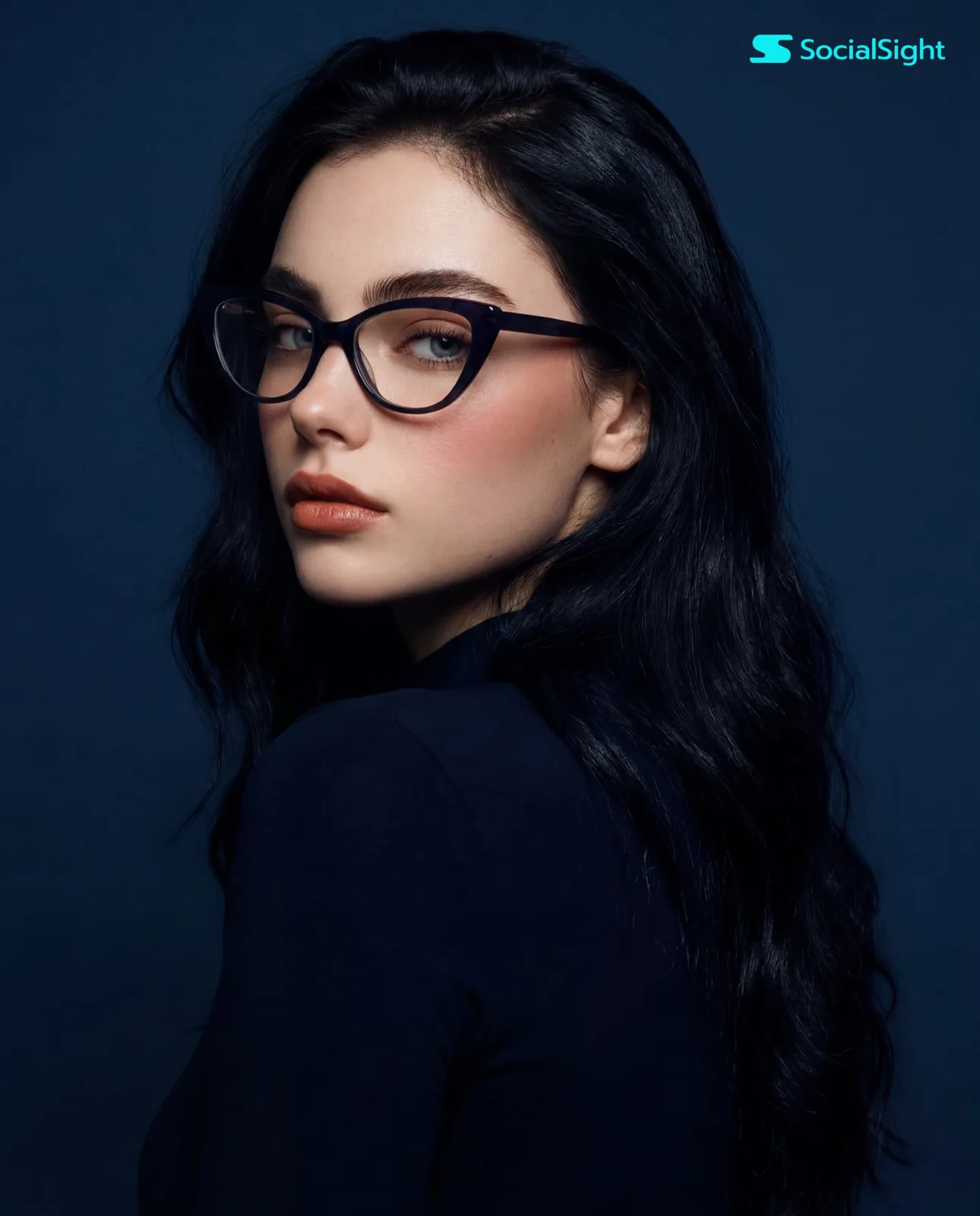 Young woman cat eye glasses studio portrait — Sonra