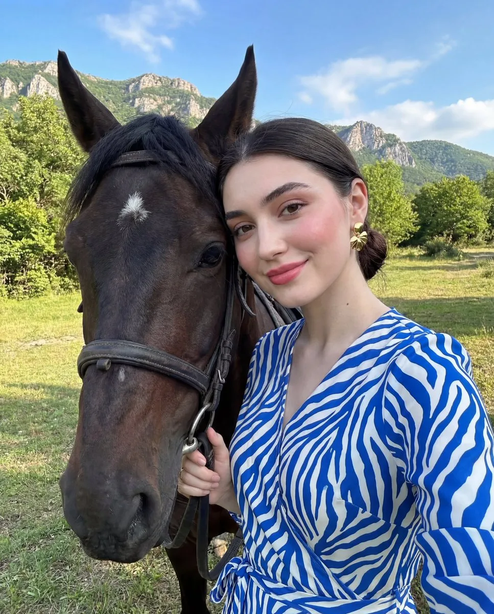 Sunlit mountain fashion portrait with horse — After