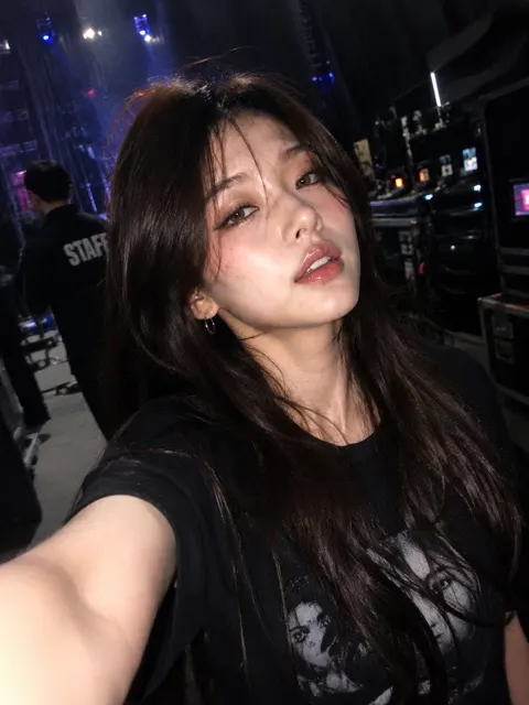 Ultra realistic iphone backstage accidental selfie prompt