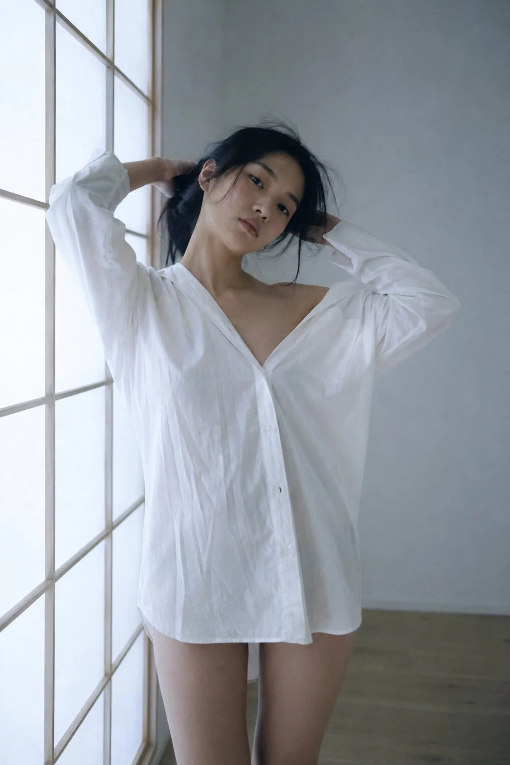 Medium portrait east asian woman japanese minimalist interior — Sonra