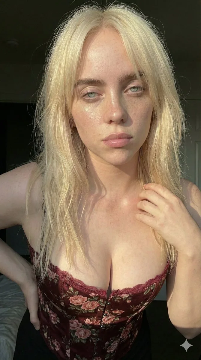 Golden sunlight freckled girl — Sonra