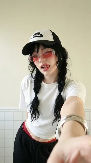 Korean street style y2k wide angle selfie girl