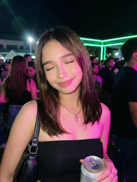Neon tipsy beauty