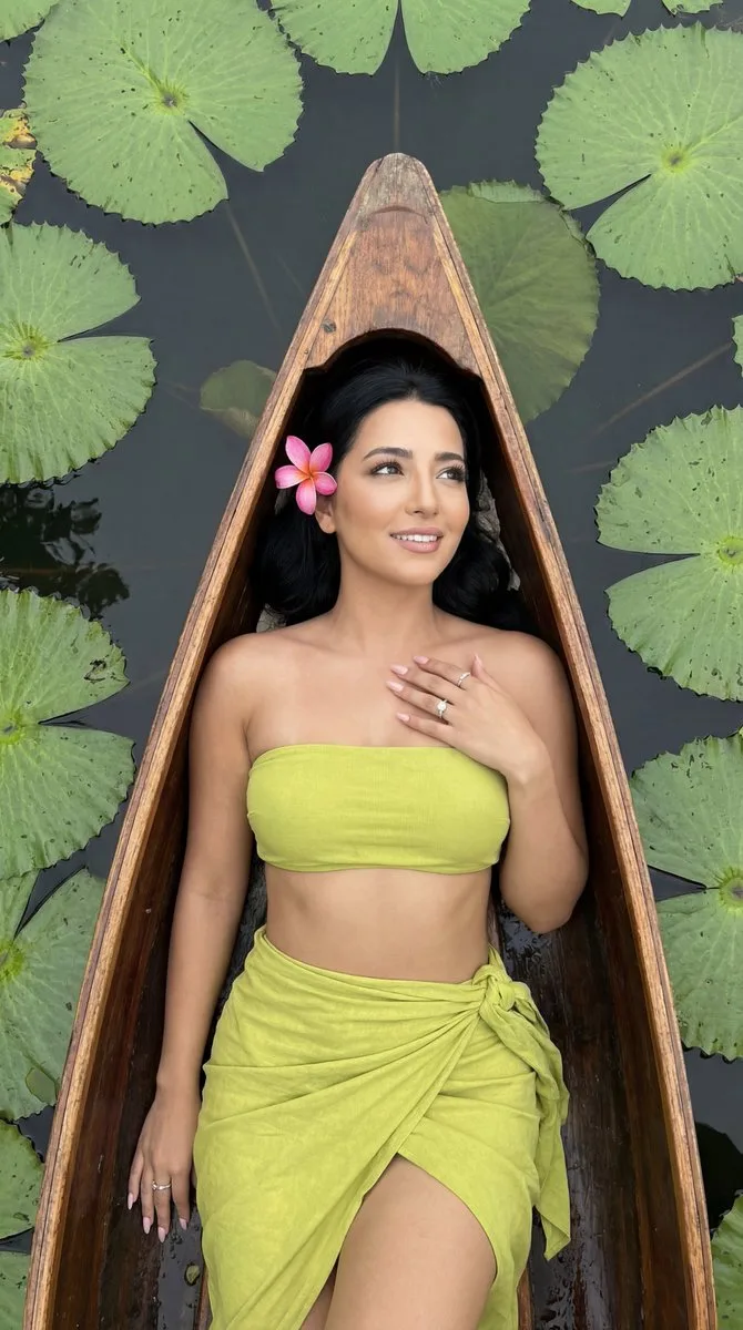 Overhead lily green fashion — Sonra