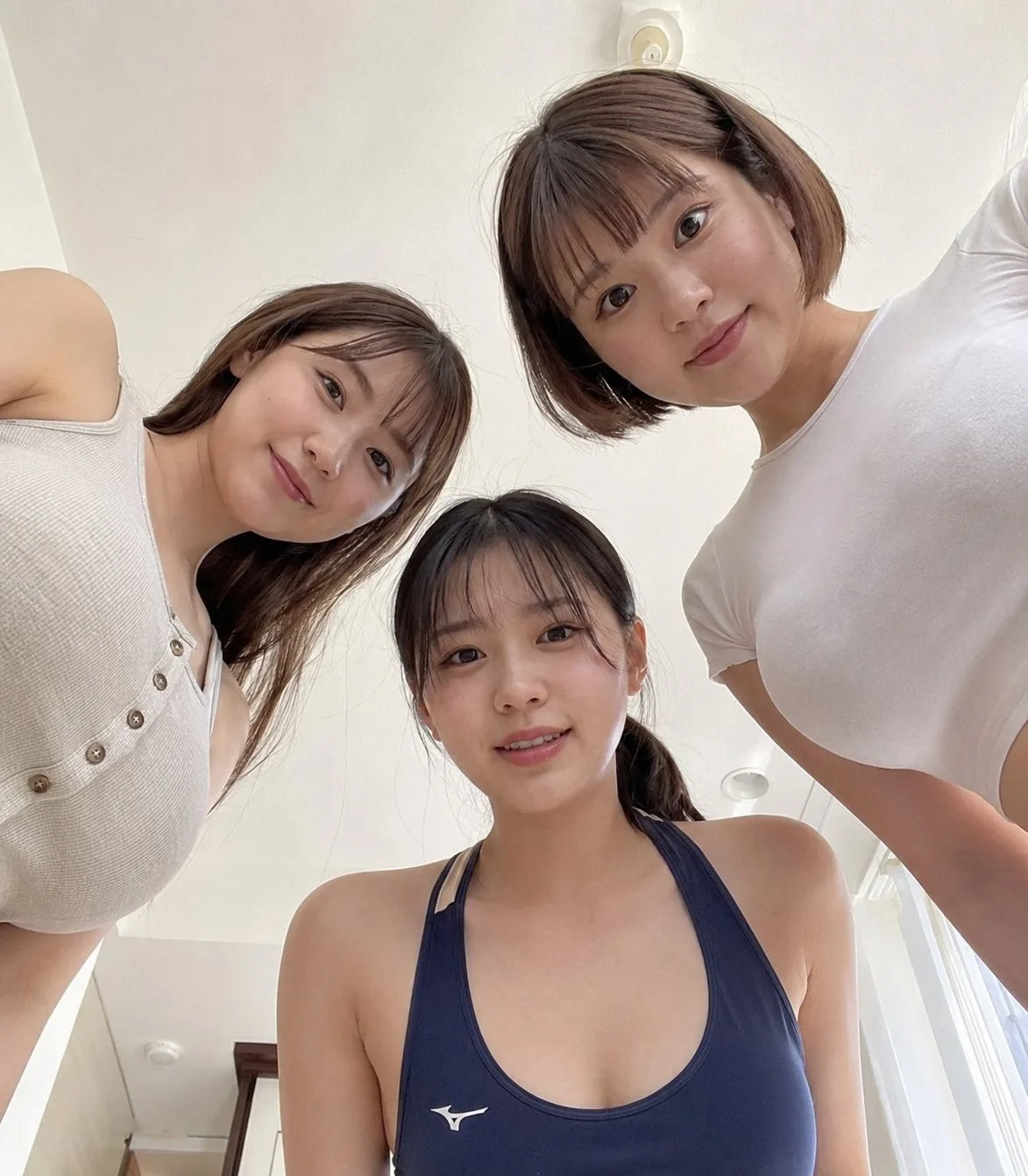 Three japanese women floor angle natural snapshot — Sonra