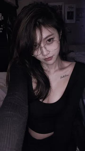 Chinese influencer bedroom selfie gold glasses aesthetic