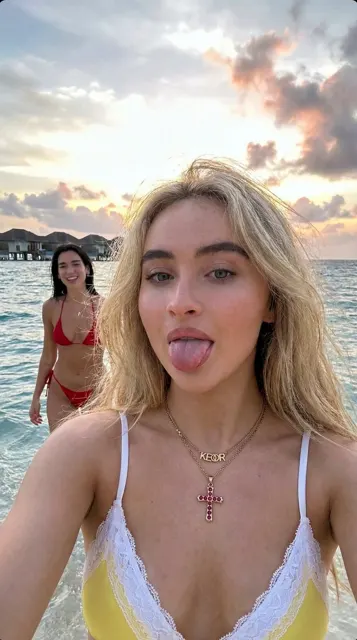Maldives blonde dua lipa selfie