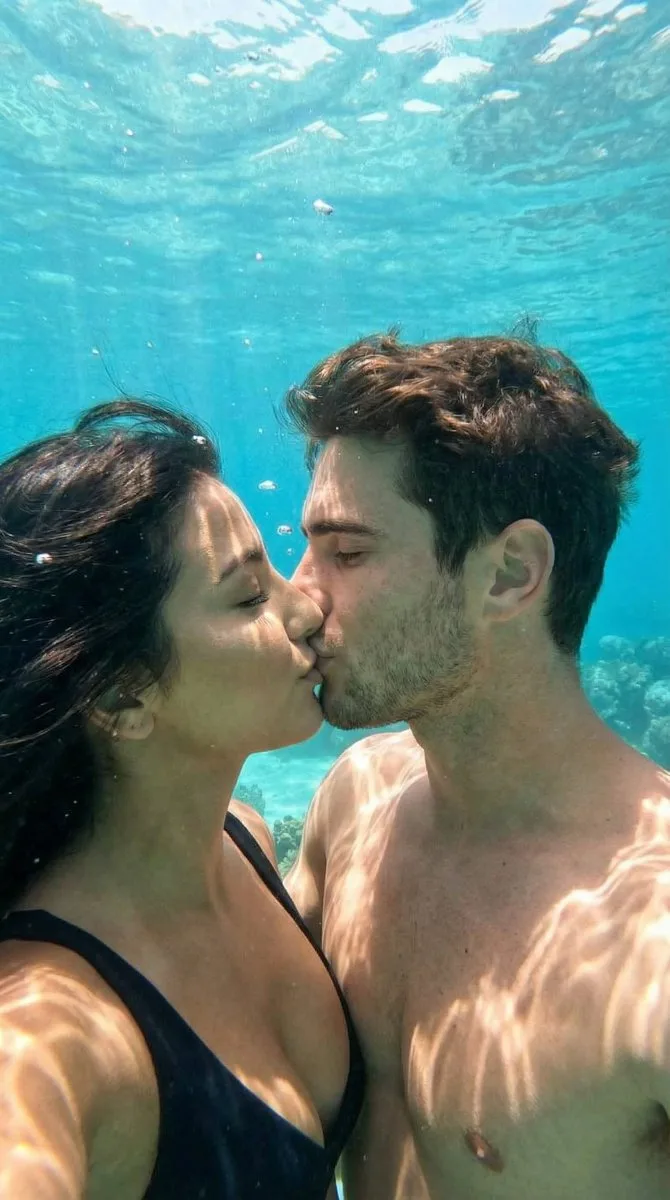Cinematic underwater kiss — Sonra