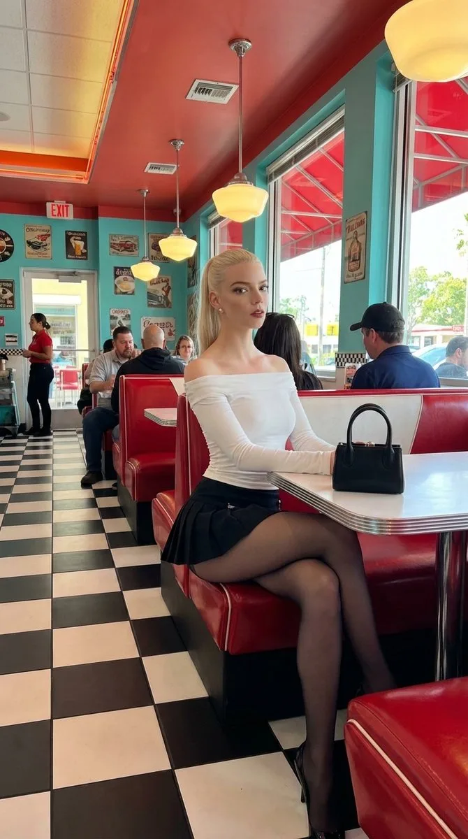 Retro diner blonde fashion — Sonra