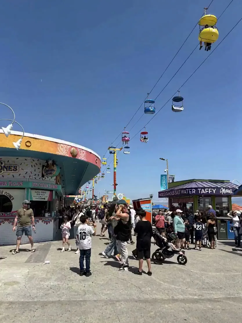 Giant cartoon girl seaside park — Sonra