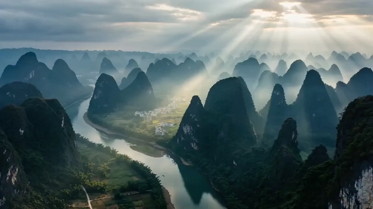 Misty li river luxury cinema — Sonra