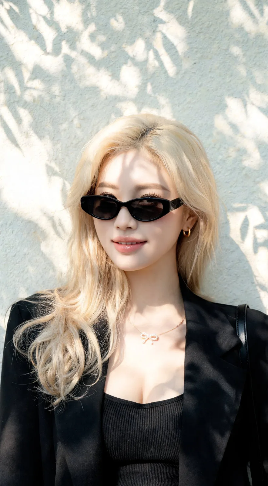Platinum blonde east asian woman fashion portrait — Sonra