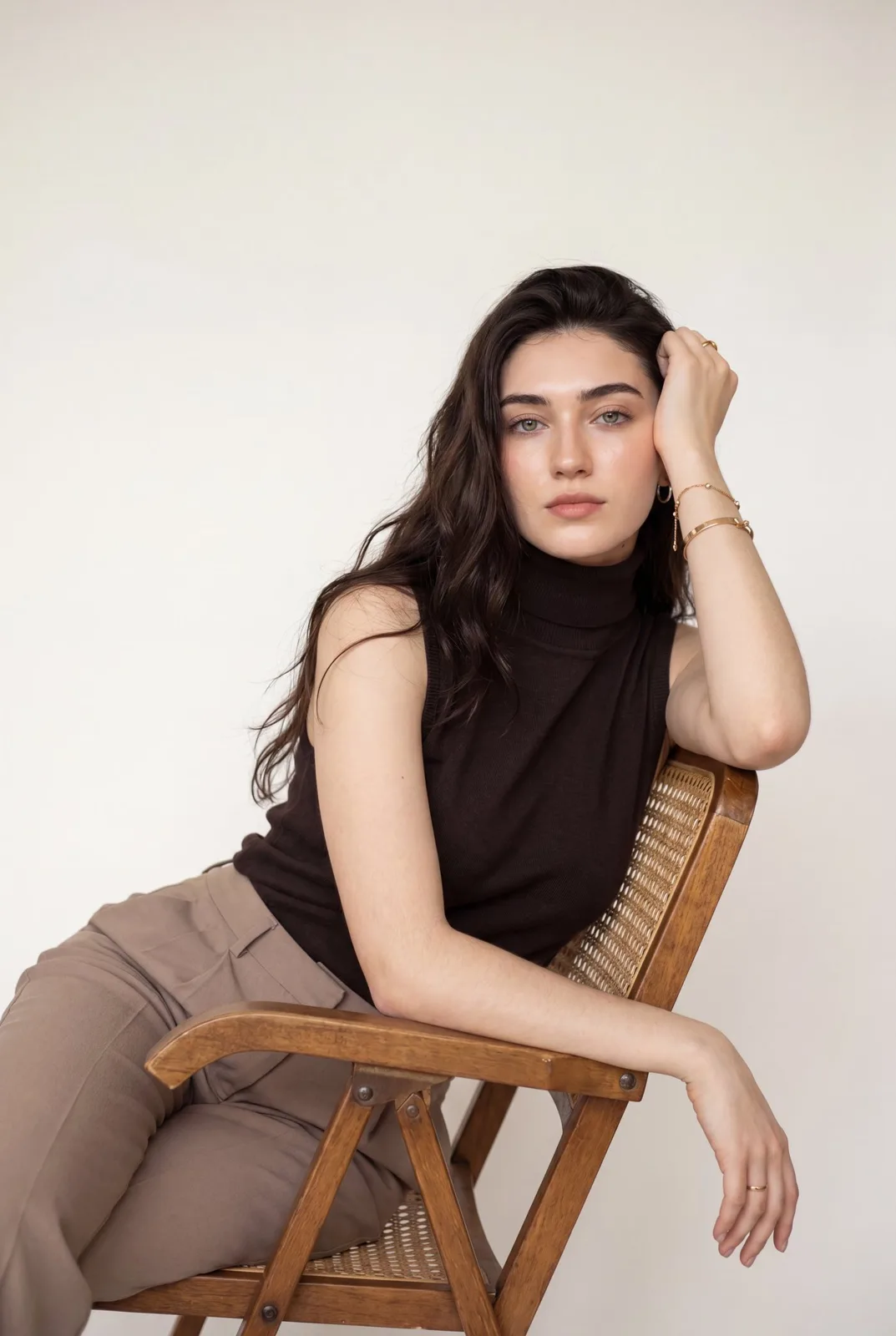 Minimalist luxury fashion editorial portrait prompt — Sonra