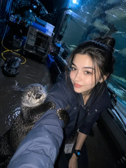 Accidental zookeeper selfie aquarium otter