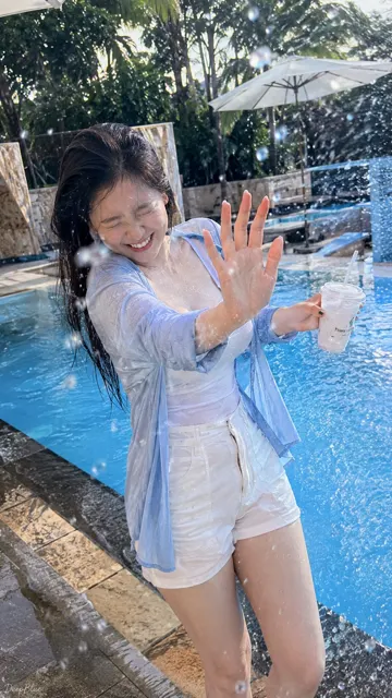 Iphone candid summer poolside curvy east asian woman