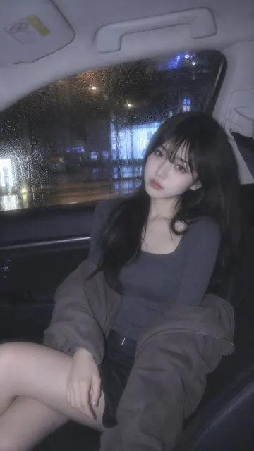 Soft light ccd rainy night car portrait