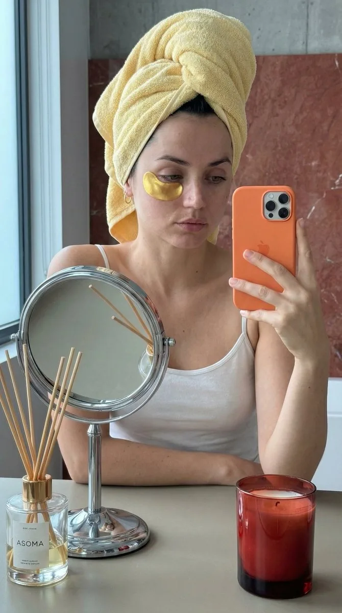 Ana de armas morning skincare selfie — Sonra