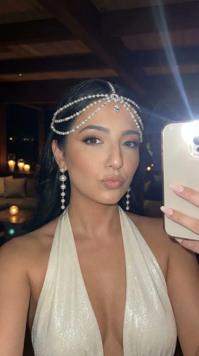 Night pearl girl flash selfie — Sonra