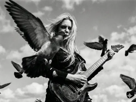 Blonde guitarist pigeons